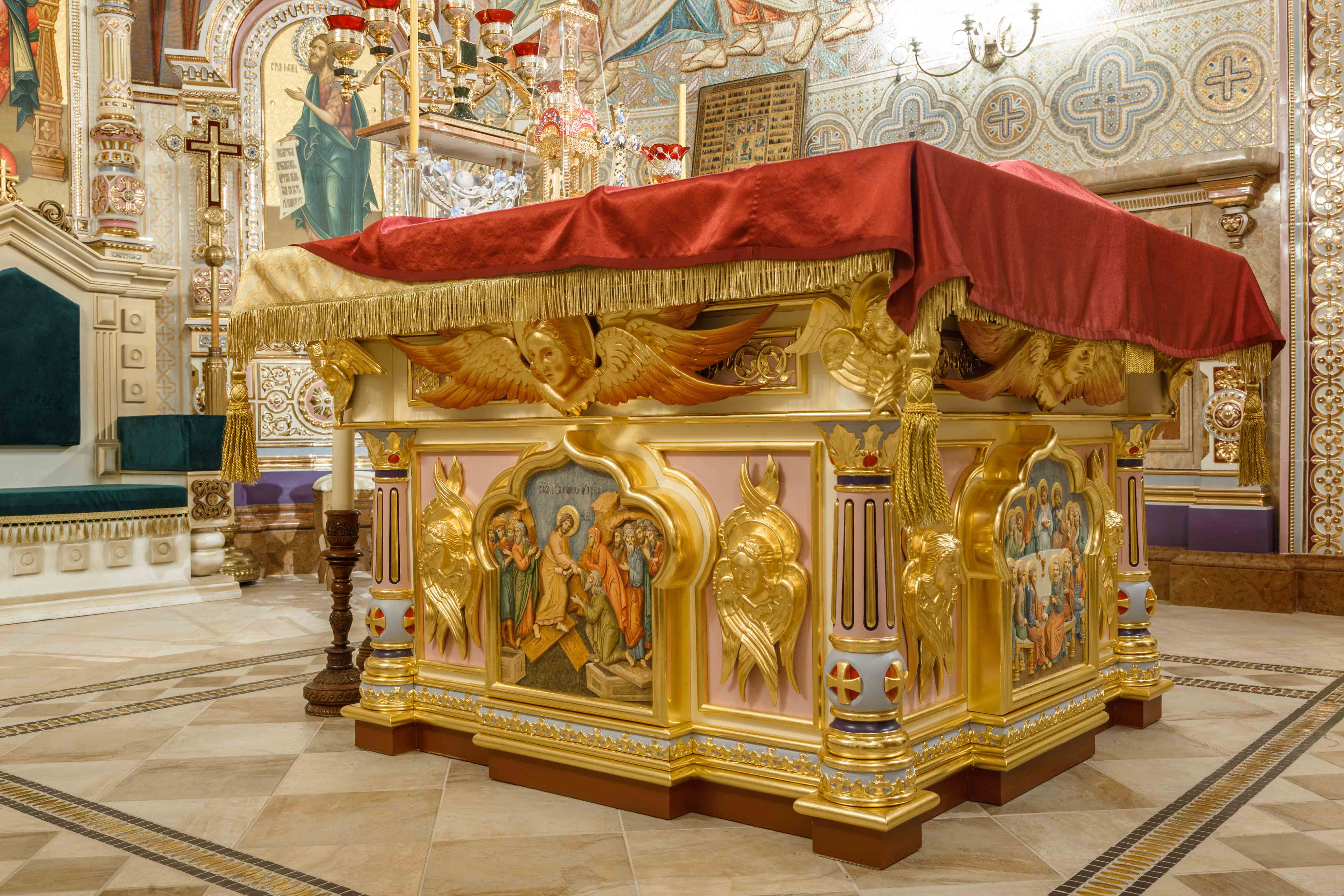 Святой престол в алтаре