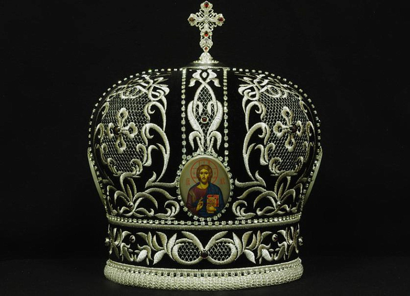 Митра с машинной вышивкой