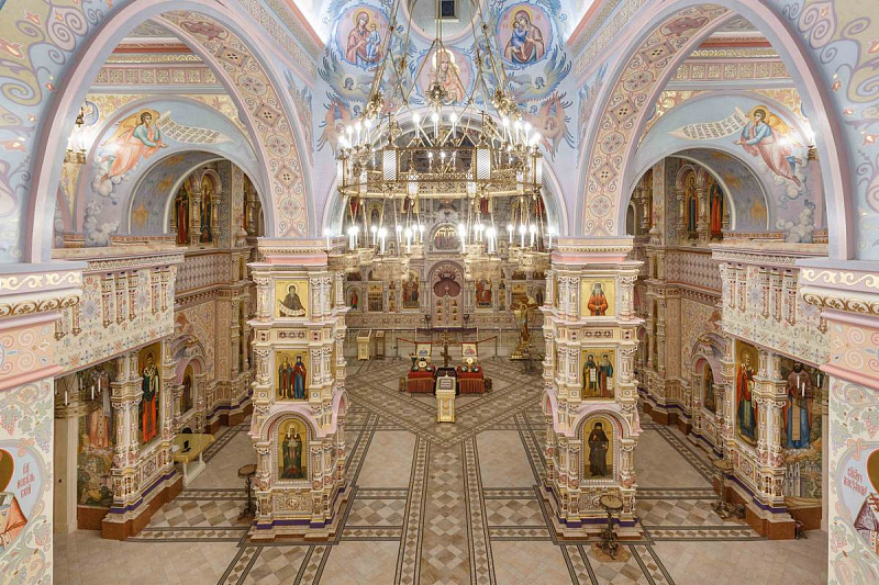 Напольные киоты Центрального придела Всехсвятского храма