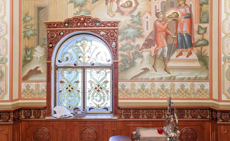 Витражи придела в честь Усекновения главы Иоанна Предтечи Всехсвятского храма