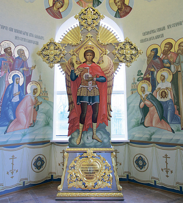 Крест-киот в часовне Архангела Михаила в Набережных Челнах.