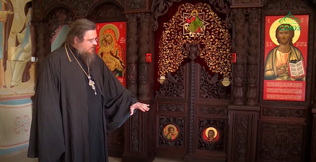 Прихожане и настоятель храма об иконостасах Иверского и Татьяниного приделов.