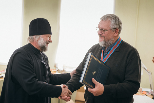 Видеоинтервью с настоятелем Всехсвятского Храма-памятника в Минске. С чего началось сотрудничество с мастерской.