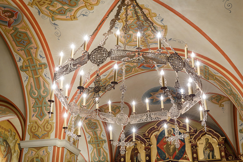 Паникадила придела в честь Усекновения главы Иоанна Предтечи Всехсвятского храма