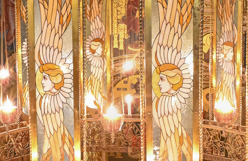 Витражи придела в честь иконы Божией Матери "Утоли мои печали" Всехсвятского храма