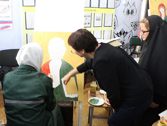  «Приезжаешь туда и уже на входе понимаешь, что попала в другой мир». Интервью с иконописцем и монахиней о занятиях по иконописи для осужденных женской колонии.