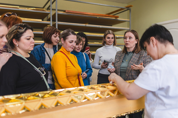 Экскурсии по мастерской. Группа от школы управления "Сколково".