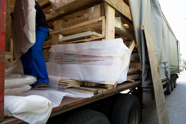 Как упаковывают, доставляют и монтируют иконостасы.